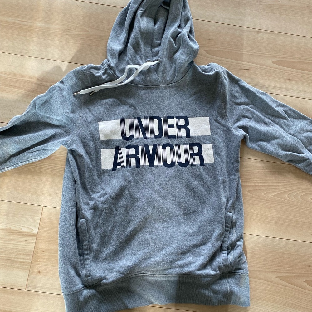 Women’s medium under armour sweatshirt